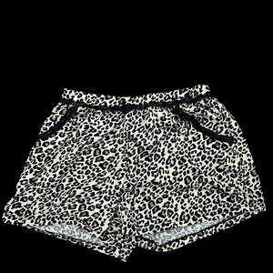 ✨White and black Petite leopard print shorts✨